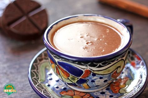 Champurrado. Receta tradicional mexicana | cocinamuyfacil.com Gourmet Hot Chocolate Recipe, Vegan Mexican Hot Chocolate, Champurrado Recipe, Mexican Cafe, Mexican Hot Chocolate Recipe, European Chocolate, Gourmet Hot Chocolate, Homemade Mexican, Mexican Drinks