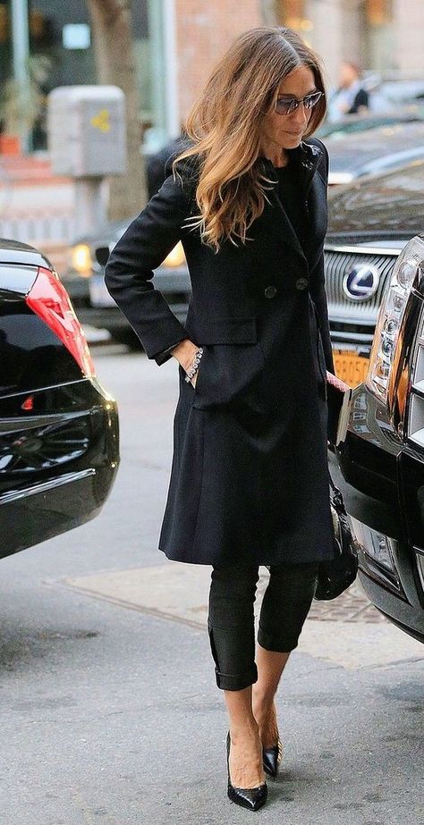 Carrie Bradshaw Coat, Sarah Jessica Parker Outfits, Sarah Jessica Parker Street Style 2022, Sarah Jessica Parker Street Style, Sarah Jessica Parker Just Like That, Sjp Shoes Sjp By Sarah Jessica Parker, Sjp Style, Sarah Jessica Parker Pregnant, Sarah Jessica Parker Style