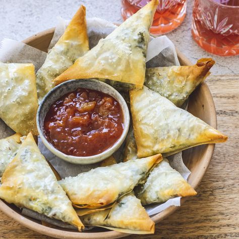 Hjemmelavede samosas | Nem opskrift | ISABELLAS Samosa, Low Budget, Food Inspiration, Food And Drink, Pasta, Cheese, Snacks, Ethnic Recipes