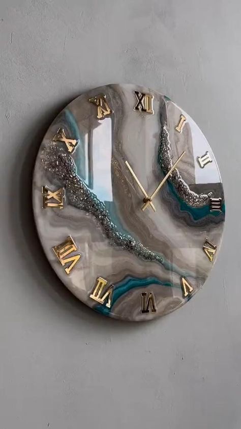 Diy Resin Wall Art, Diy Mirror Wall Decor, Diy Resin Gifts, Mirror Canvas Art, Resin Art Canvas, Green Geode, Amazing Resin, Resin Clock, Resin Making