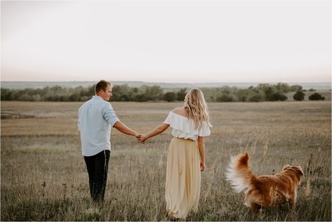 Engagement Photos With Golden Retriever, Couple With Golden Retriever, Dog Family Pictures, Family Dog Photos, Couple With Dog, Shooting Couple, Christmas Poses, Flint Hills, Fam Photos