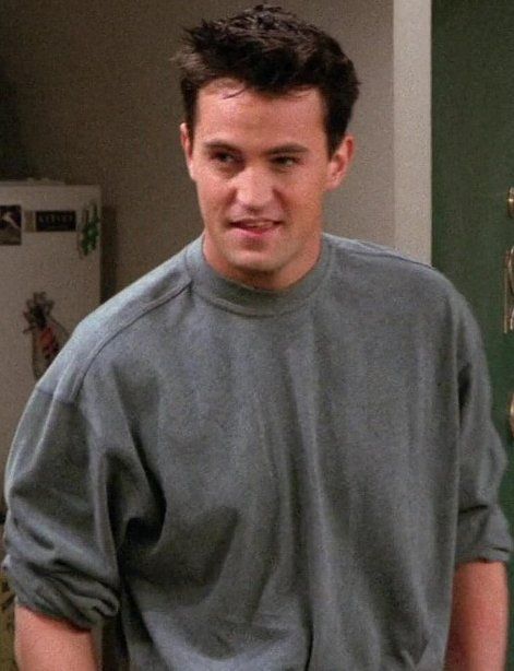 Matthew Perry's 'Chandler Bing' Chandler Bing Smile, Young Chandler Bing, Chandler Bing Cute, Chandler Bing Mood, Matthew Perry 90s, Young Matthew Perry, Fictional Characters Men, Chandler Bing Aesthetic, Chandler Bing Outfits