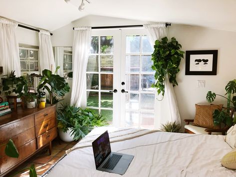 This little in-law studio is behind a house and it's perfect and right down the street from a cute little downtown area. Apartment Backyard, Granny Pods, Granny Pod, Lots Of Plants, Backyard Cottage, Backyard Studio, Studio Apartments, Cottage Interiors, Tiny Bedroom