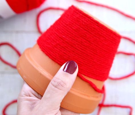 Yarn Wrapped Santa Treat Cups Diy Christmas Treats, Santa Craft, Diy Christmas Gifts For Friends, Christmas Treats Holders, Elf Christmas Decorations, Small Gifts For Friends, Christmas Gifts To Make, Santa Crafts, Christmas Pots