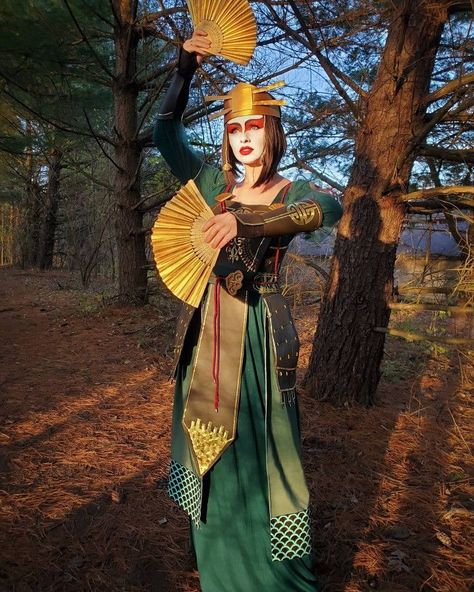 Suki Cosplay, Kingdom Vibes, Kyoshi Warrior, Earth Kingdom, Avatar Cosplay, Avatar Kyoshi, Classic Halloween Costumes, Creepy Halloween Makeup, Cosplay Inspo