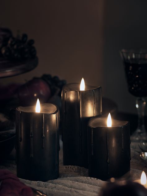 Black dripping LED Halloween pillar candles styled as part of a Halloween dining display. Black Led Candles Wedding, Candles Aesthetic Bedroom, Led Candles Wedding, Halloween Candlesticks, Dripping Effect, Black Pillar Candles, Led Taper Candles, Classy Halloween, Led Pillar Candle