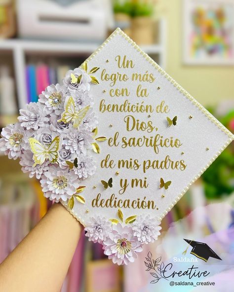 Birrete personalizado 🤍✨ . . @saldana_creative . . #birretepersonalizado #capgraduation #floresdepapel #paperflowerletter #birretesdecorados🎉 #birretes2024 #birretespersonalizados #birretesdegraduacion #pty Cap Decoration, Graduation Cap Decoration, Cap Decorations, Graduation Cap, May 13, Cricut, Collage, Pins, On Instagram