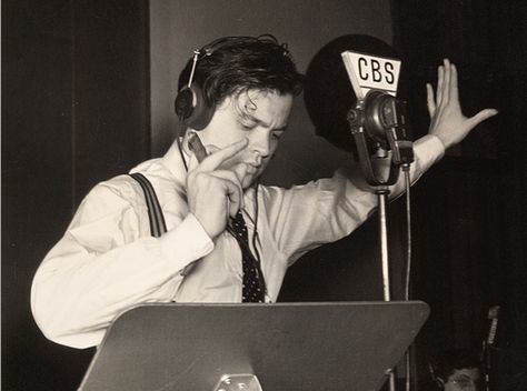 Stream 61 Hours of Orson Welles' Classic 1930s Radio Plays: War of the Worlds, Heart of Darkness & More | Open Culture 1930s Radio, Young Vic, It’s A Wonderful Life, Old School Radio, Heart Of Darkness, World Radio, Radio Play, Old Time Radio, Different Art