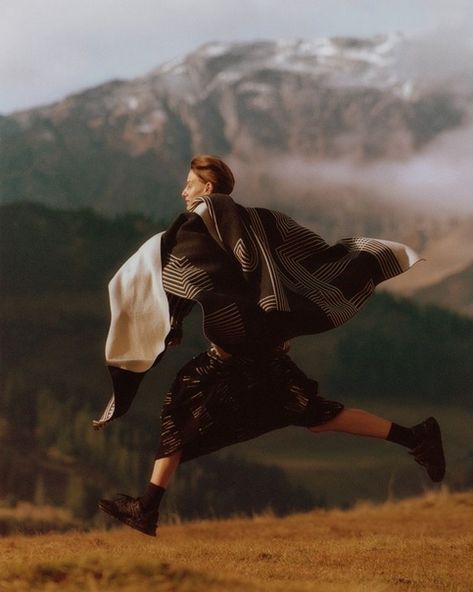 Veronika Kunz by Hordur Ingason | lacónico Mountain Fashion Photography, Mountain Editorial, Fashion Campaign Editorial, Dreamy Editorial, Nature Editorial, Outdoor Fashion Photography, Nomad Fashion, Mountain Fashion, Countryside Fashion