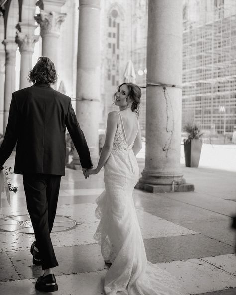 Finally giving this elopement look a spot of my feed 🤍 In case you were wondering what your wedding photos will look like at sunrise at the Duomo of Milan, this is it. A 3 am HMUA call, a subway ride in your wedding gown, and breathtaking lighting. Photographer: @promisedlandarts Hosts: @bellavitaretreats HMUA: @theivorystandard Florist: @theblondeflower_ Accessories: @whitesandsbridal Models: @loverscreative Dress: @airebarcelona Milan Wedding, Duomo Milan, 3 Am, Italy Wedding, Wedding Gown, Savannah Chat, Elopement, Florist, Wedding Gowns