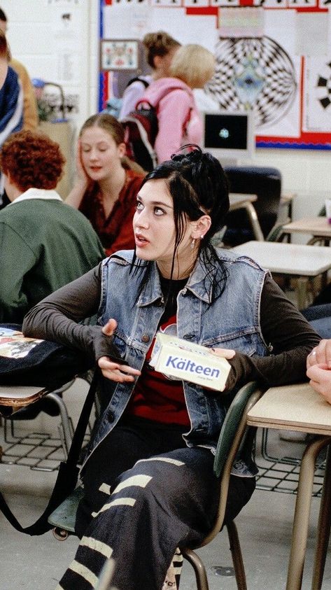 Janis Ian Outfit Ideas, Janis Ian Hair, Janice Mean Girls Outfits, Janice Ian Outfit, Janis Mean Girls Outfit, Janis Ian Outfit, Janice Mean Girls, Mean Girls Janis, Queer Fashion Women