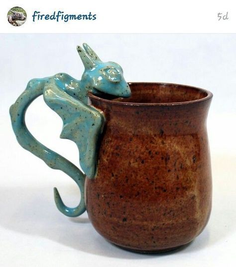 Dragon Handle Mug, Dragon Mugs Ceramics, Dragon Pottery Ideas, Clay Mugs Ideas, Ceramic Mugs Designs Creative, Clay Mug Designs, Clay Mug Ideas, Dragon Ceramics, Ceramic Mug Ideas