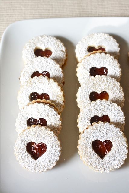 Soft Frosted Sugar Cookies, Linzer Cookies Recipe, Linzer Cookies, Dessert Simple, Raspberry Filling, Best Christmas Cookies, Baking Project, Fun Easy Recipes, Cut Out Cookies