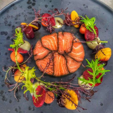 Roast Beef Plating, Gravlax Plating, Salmon Presentation, Fancy Salmon Plating, Cured Salmon Plating, Salmon Presentation Food Plating, Beet Gravlax Salmon, Beetroot Gravlax Salmon, Salmon Fine Dining Plating