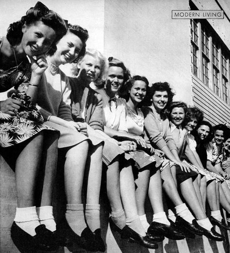 Bobby soxer is a 1940s sociological coinage describing the often very zealous fans of traditional pop music, in particular its creators like... Socks And Loafers, San Mateo California, Bobby Socks, Look Retro, Va Va Voom, Foto Vintage, Photo Vintage, 1940s Fashion, Female Singers