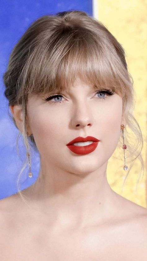 Taylor Swift Hairstyles, Taylor Swift Bangs, Taylor Swift Wallpapers, Above Shoulder Length Hair, Taylor Swift Nails, Red Carpet Hair, Taylor Swift New, Iconic Looks, Taylor Swift Outfits