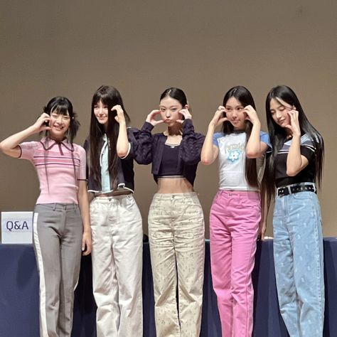 newjeans pics on Twitter: "[220813] Newjeans at Yes24 fansign https://t.co/5ut2KZiwTO" / Twitter Jean Skirt Outfits Summer, New Jeans Kpop, Airport Fashion Kpop, Straight Jeans Outfit, Meeting Outfit, Jean Skirt Outfits, Blue Jean Outfits, Black Jeans Outfit, New Jeans Style