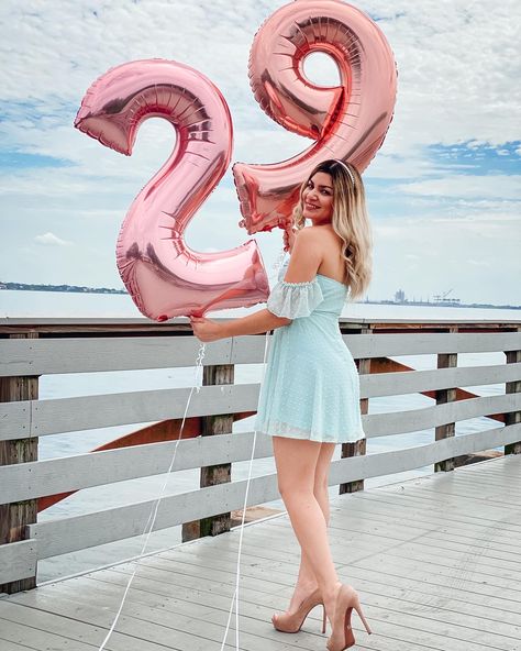 Poses With Birthday Balloons, Balloon Birthday Pictures, Balloon Poses, 29th Birthday Decorations, Dr Seuss Shirts, Sweet 16 Pictures, Birthday Balloons Pictures, 21st Birthday Photoshoot, Cute Birthday Pictures