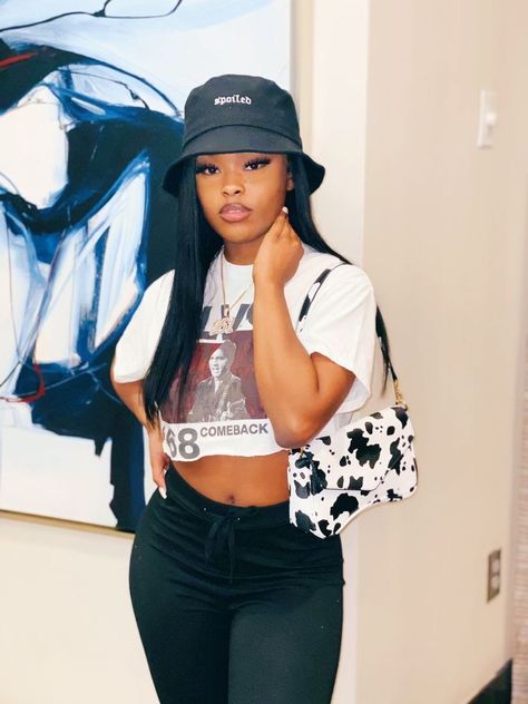 Pinterest: @TRUUBEAUTYS💧#pinterestTruubeautys . Women Bucket Hat Outfit, Black Bucket Hat Outfit, Outfits With Bucket Hats, Hat Outfit Summer, Photo Mannequin, Bucket Hat Outfit, How To Wear A Wig, Hat Outfit, Outfits With Hats