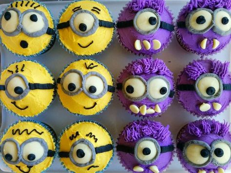 My version of minion cupcakes. Buttercream icing, choc melts for eyes, choc bits Minions Cupcakes Ideas, Minion Cupcakes Diy, Character Cupcakes Ideas, Minion Cupcake Cake, Minion Birthday Party Cake, Minion Desserts, Despicable Me Cupcakes, Minions Cupcakes, Minion Cupcake