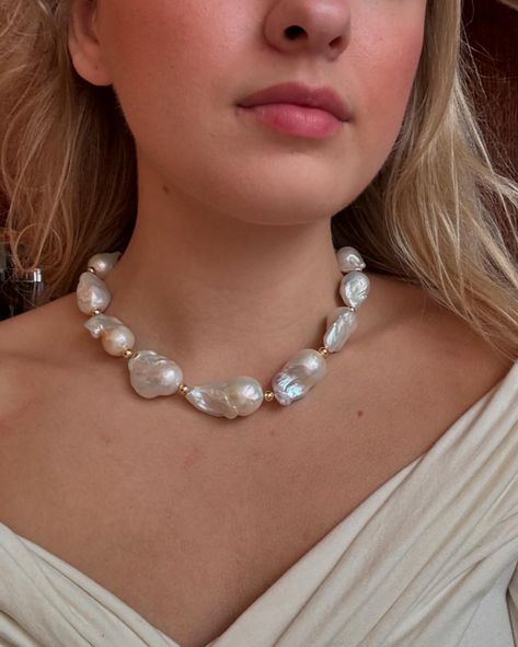 Emma Norton, Pearl Necklace Outfit, Chunky Pearl Necklace, Necklace Outfit, Chunky Pearls, Jewelry Styles, Necklace Statement, Old Money Aesthetic, Chunky Necklace