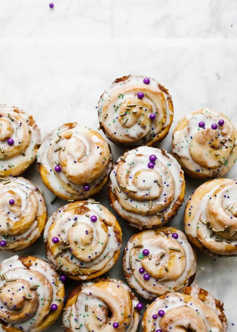 Mardi Gras Food Ideas, Cake Cinnamon Rolls, Mardi Gras Recipes, Cake Cinnamon, Powdered Sugar Glaze, Cinnamon Filling, Mardi Gras Food, Cinnamon Roll Cake, Baked Good