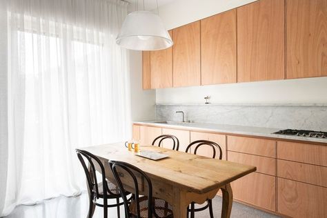 The kitchen features okoumè plywood panels with a small frame that creates delicate light effects on the surface and identifies the different elements of the kitchen. The Carrara marble worktop is integrated with a raised section with a shelf. Okoume Plywood, Marble Worktop, Plywood Kitchen, Shower Products, Plywood Panels, Kitchen Features, Kitchen Mixer, Kitchen Marble, Bathroom Collections