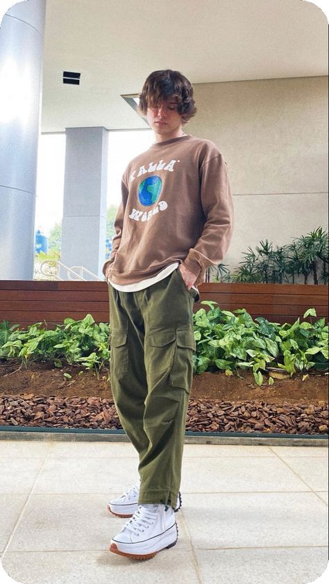 Cargo Pants Poses Men, Cargo Pants With Crewneck, Mens Outfits With Cargo Pants, Converse Hike Outfit Men, Crewneck And Cargo Pants Outfit, Mens Outfits Cargo Pants, Sage Cargo Pants Outfit, Brown Green Outfit Men, Baggy Sweater Outfits Men