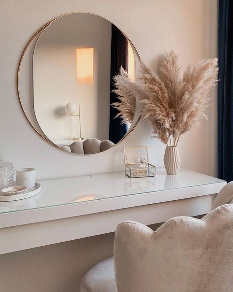 Easthetic Mirror, Bedroom Ideas Makeup, Vanity Mirror Ideas Bedrooms, Vanity Mirrors Ideas, Neutral Aesthetic Home Decor, Aesthetic Mirrors, Simple Vanity, Dressing Room Decor, White Room Decor