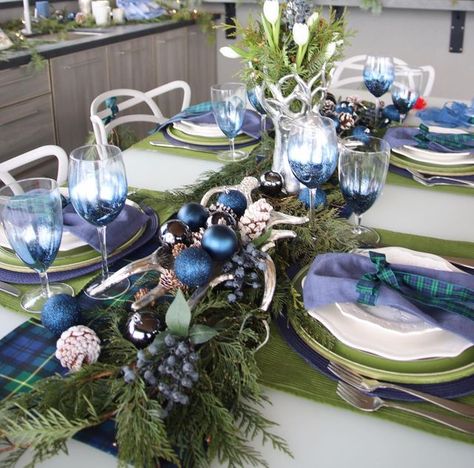 Christmas Table Blue And Silver, Blue And Green Christmas Table Setting, Blue Silver Christmas Table, Blue Xmas Decorating Ideas, Blue Christmas Table Decor, Blue Christmas Table, Pearl Christmas, Aqua Christmas, Christmas Colours