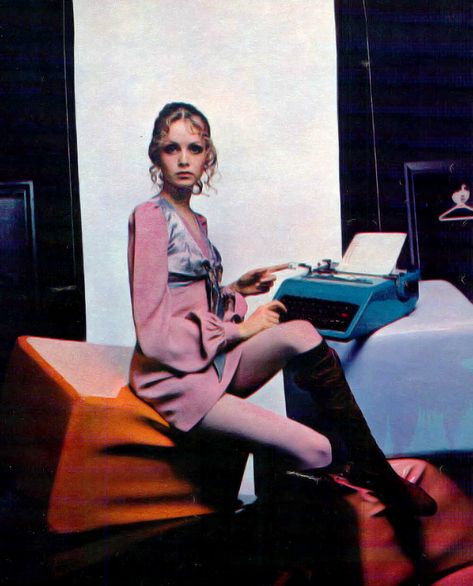 Twiggy Fashion, Patti Hansen, Retro Typewriter, 60s 70s Fashion, Lauren Hutton, Swinging Sixties, Seventeen Magazine, Vintage Spring, Top Models