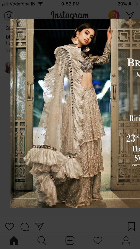 Frill Dupatta Designs, Tassels Fashion Clothing, Dupatta Designs, Indian Wedding Gowns, Choli Dress, Indian Outfits Lehenga, Saree Lehenga, Blouse Saree, Indian Gowns