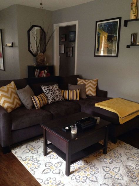 Grey And Yellow Living Room, Brown Furniture Living Room, Brown Sofa Living Room, Minimalist Dekor, Brown Living Room Decor, Brown Couch Living Room, Furnitur Ruang Keluarga, Dark Living Rooms, Brown Couch