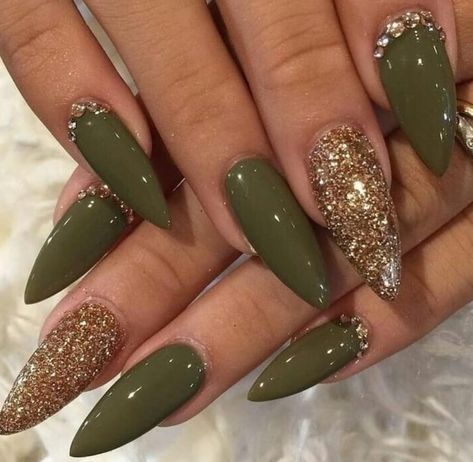 Discovered by Deepix Grey. Find images and videos about nails, green and gold on We Heart It - the app to get lost in what you love. Ongles Gel Violet, Nagellack Trends, Pointy Nails, Stiletto Nail Art, November Nails, Green Nail Designs, Matte Nails Design, Super Nails, Nails 2023