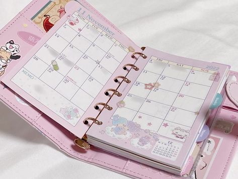 Sanrio Planner, Macaron Binder, Pretty Notebooks, Cute Diary, Diy Stationary, Kpop Obsession, School Bag Essentials, Sticker Journal, Cute School Stationary