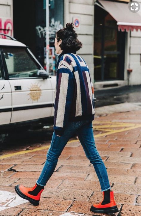 Red Boots Outfit, Rainboots Outfit, Mfw Street Style, Rain Boot Outfit, Walking Down The Street, Collage Vintage, Red Boots, Outfit Trends, Street Style Winter