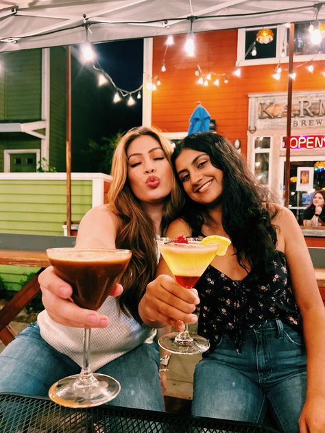 Poses Holding A Drink, Cocktail Pictures Instagram, Nola Outfit, Drinks Outfit, Cocktail Pictures, Cute Friend Poses, Drinks With Friends, Espresso Martinis, Martinis Drinks