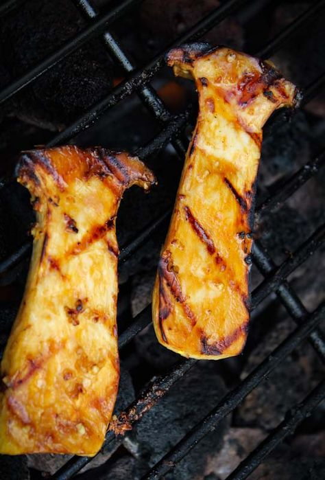 These meaty grilled king oyster mushroom steaks are crispy on the outside and tender on the inside. Use the same gluten-free marinade for portobello mushrooms or grilled aubergines. #vegan #glutenfree #veganbbq #vegangrilling #veganmeat #kingoystermushrooms #vegandinner #veganmarinade Vegan King Mushroom Recipes, Oyster King Mushroom Recipe, King Oyster Mushrooms Vegan, King Mushrooms Recipe, Bbq Oyster Mushroom, King Oyster Mushroom Steak, Grilled King Oyster Mushroom, Oster Mushrooms Recipe, Vegan Trumpet Mushroom Recipe