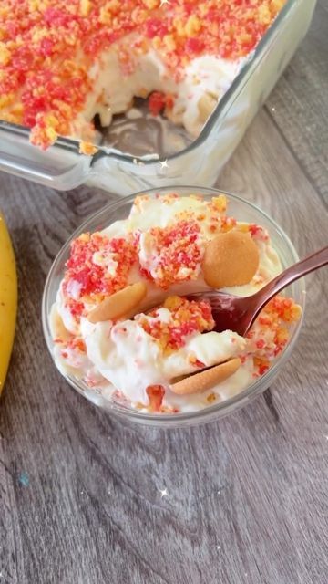 Strawberry Banana Crunch Pudding, Strawberry Shortcake Banana Pudding, Strawberry Crunch Pudding, Banana Strawberry Pudding, Strawberry Crunch Banana Pudding, Strawberry Banana Desserts, Strawberry Banana Pudding, Banana Pudding Ingredients, Mcdonalds Recipes