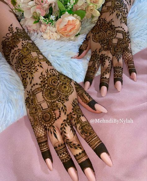 Floral Mehendi Designs Front Hand, Dubai Style Mehndi Design, Mehendi Designs Front Hand, Floral Mehendi Designs, Mehendi Style, Pakistani Henna, Floral Mehendi, Dubai Mehndi, Back Hand Henna