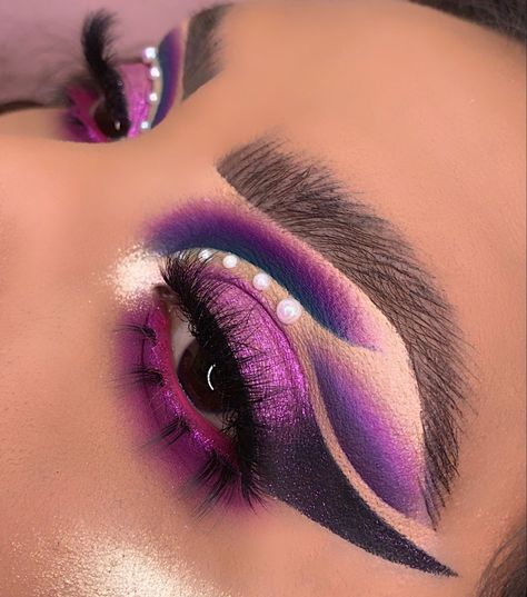 Extravagant Eye Makeup, Bold Eye Makeup Looks, Makeup Morado, Maquillaje Full Color, Makeup For Deep Set Eyes, Eye Makeup Inspiration, Eye Makeup Dramatic, False Lashes Natural, Eyeliner Eye Makeup