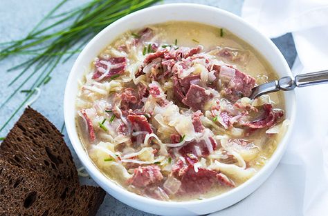 Creamy Reuben Soup - So hearty, comforting and full of corned beef and sauerkraut! Rueben Soup, Creamy Reuben Soup, Corned Beef And Sauerkraut, Reuben Soup, Corned Beef Soup, Soup Appetizers, Corned Beef Recipes, Sauerkraut Recipes, Cheese Sauce Recipe