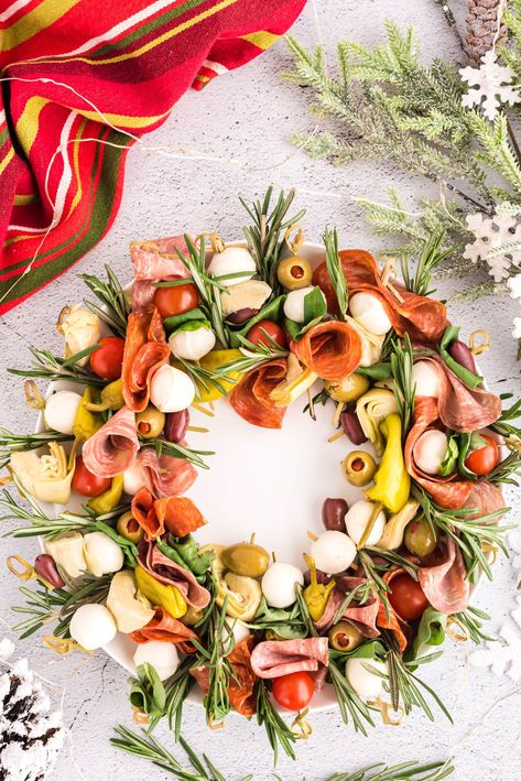 This gorgeous antipasto wreath is an eye-catching festive appetizer to snack on before your holiday meal, and it's so easy to assemble! Antipasto Wreath, Bruschetta Appetizer, Christmas Finger Foods, Mozzarella Pearls, Cheese Stuffed Mushrooms, Festive Appetizers, Holiday Appetizers Recipes, Marinated Mushrooms, Pasta Salad Italian