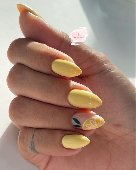 Lemon Yellow Nail Art, Yellow Nails With Lemons, Summer Nail Yellow, Lemon Slice Nail Art, Cute Lemon Nails, Pastel Fruit Nails, Lemon Nails Short, Lemon Nail Ideas, Nail Ideas Builder Gel