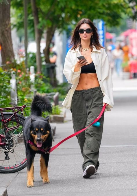 Emily Ratajkowski Stuns in NYC with Bold Fashion Statement Susan Sarandon's Daughter, Abs Shirt, Emily Ratajkowski Style, City Neighborhood, Army Green Pants, Sports Illustrated Models, Toned Abs, Icarly, Celebrity Trends