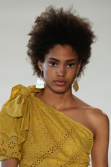 Natural Hair on the NYFW SS2018 Runways | There's no such thing as too much hairspiration. Upside Down Eyeliner, Down Eyeliner, Under Eye Liner, Makeup Corner, New Makeup Trends, Eyeliner Designs, Makeup 2018, Minimal Graphic, Graphic Eyeliner