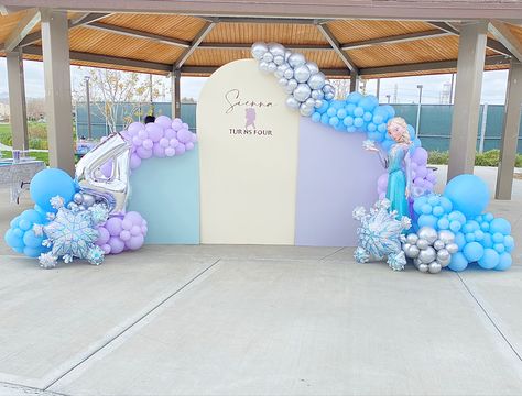 Frozen Backdrop Ideas Decoration, Frozen Balloon Garland Backdrop, Frozen Birthday Backdrop Ideas, Frozen Backdrop Ideas, Frozen Party Backdrop, Frozen Backdrop, Frozen Birthday Decorations, Frozen 3rd Birthday, Frozen Balloons