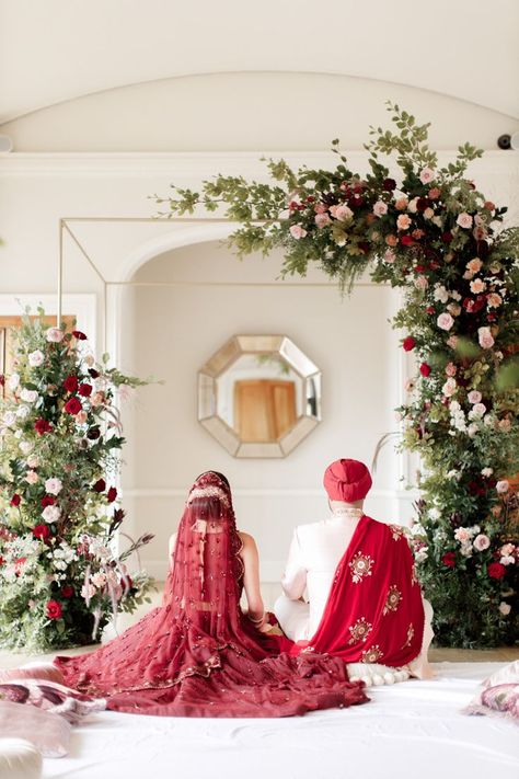 Intimate Indian Wedding At Home, Small Mandap Decoration, Minimalist Mandap, Minimalist Indian Bride, Small Indian Wedding, Minimalist Indian Wedding, Small Nikkah Ideas, Pakistani Wedding Decoration, Sikh Wedding Decor