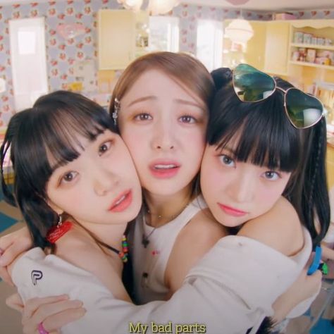 Yunjin And Chaewon Couple Dp, Eunchae Chaewon Yunjin, Yunjin Chaewon Eunchae, Photo Sequence, Good Bones, Blue Flames, Loving U, My Home, Girl Group