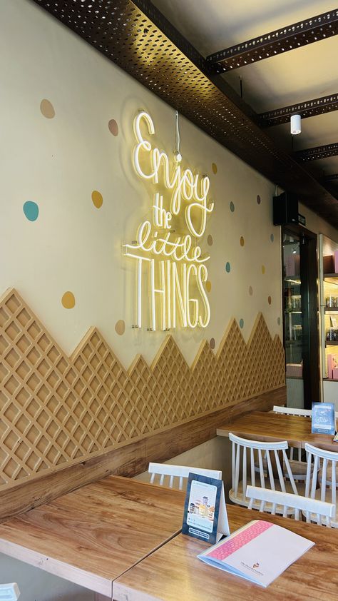 Waffle Shop Interior Design, Cute Ice Cream Shop Interior, Indian Bakery Shop Interior, Ice Cream Shops Interior Design, Coffee And Ice Cream Shop Design, Ice Cream Store Aesthetic, Ice Cream Store Design, Heladerias Ideas Decoracion, Ice Cream Shop Interior